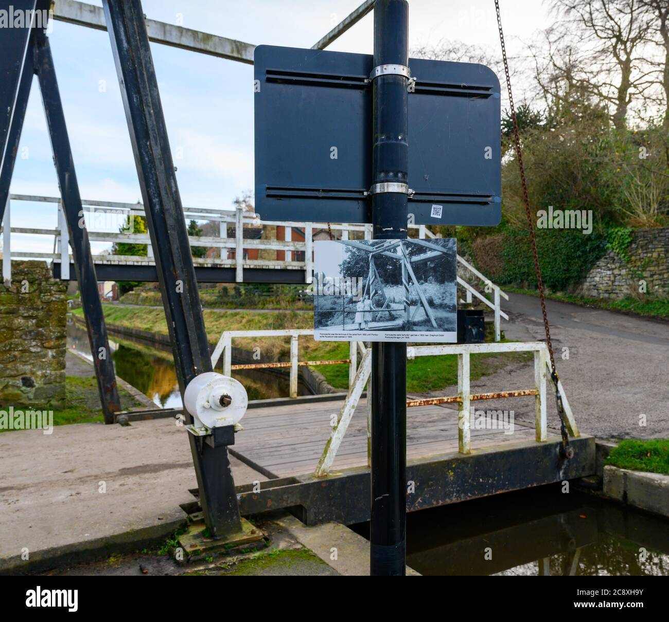 Vecchia immagine del ponte elevatore a Frontsllte appeso sullo stesso ponte nel 2020. Foto Stock