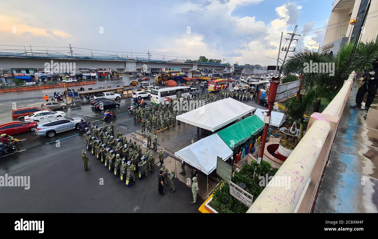 Quezon City, Filippine. 27 luglio 2020. Centinaia di poliziotti sono stati dispiegati lungo Commonwealth Ave., a Quezon City durante il 5 ° stato della nazione Indirizzo di Pres. Rodrigo Duterte. (Foto di Sherbien Dacalanio/Pacific Press) Credit: Pacific Press Media Production Corp./Alamy Live News Foto Stock