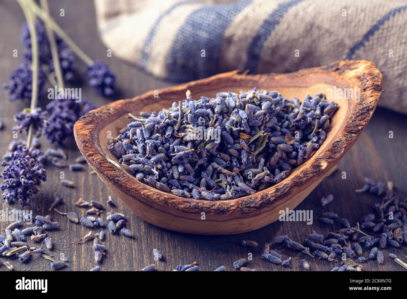 Lavendel fiori secchi nella ciotola Foto Stock