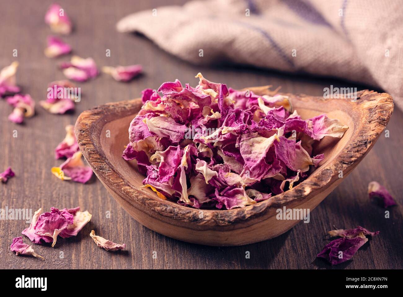 Petali di rosa secchi nella ciotola Foto Stock
