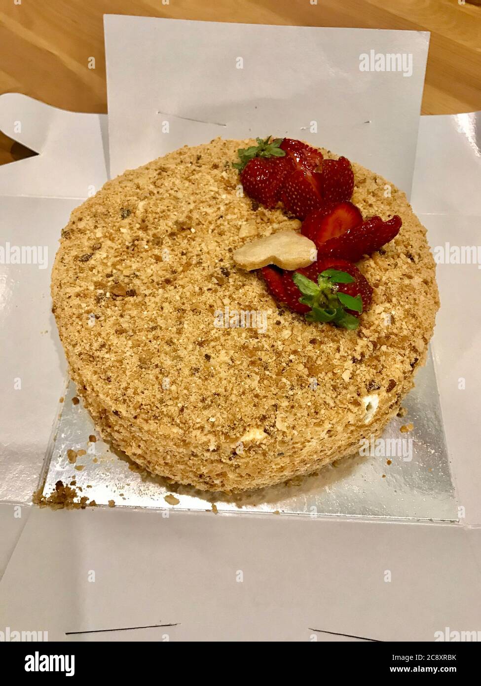 Pasta di mandorle torta con fragole / torta intera pronta per mangiare in scatola per le feste. Foto Stock
