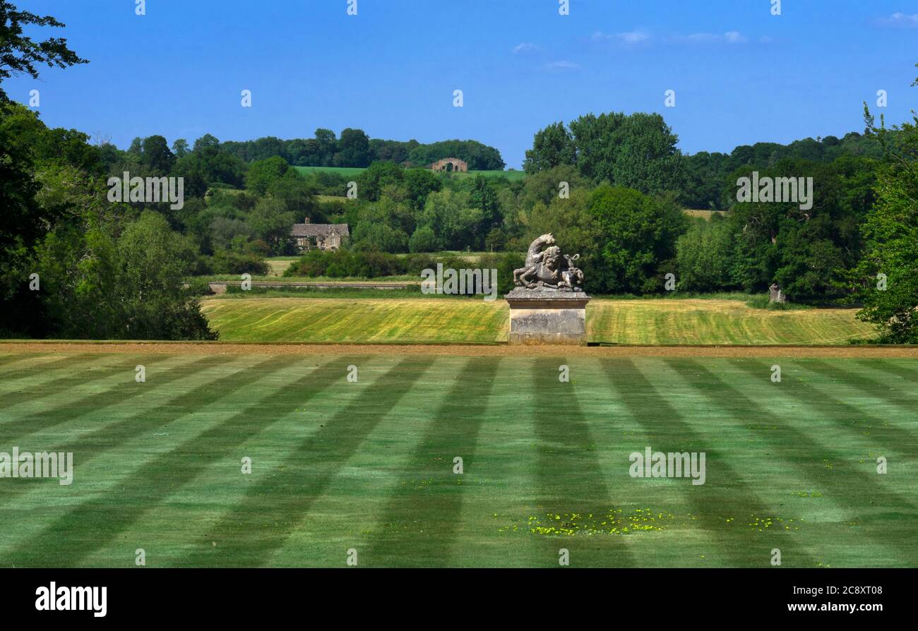 Prato principale e vista dalla casa a Folly e valle a Rousham House and Gardens, Oxfordshire, Inghilterra Foto Stock