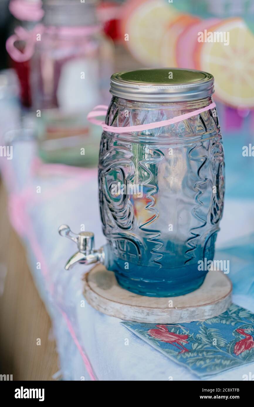 Immagine verticale di un vaso di vetro riempito di liquido blu Foto Stock
