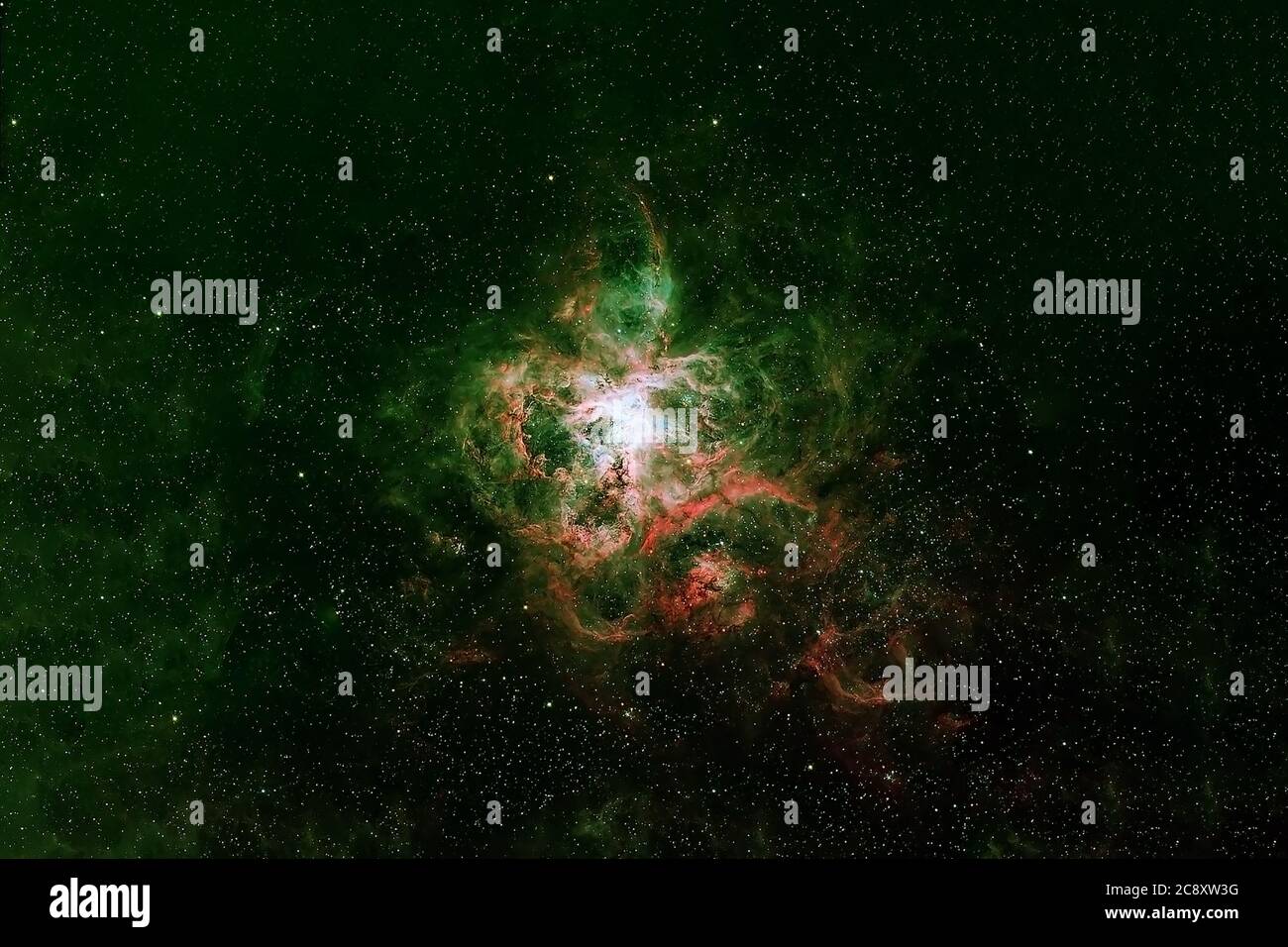 Una galassia verde insolita. Elementi di questa immagine sono stati forniti dalla NASA. Foto Stock