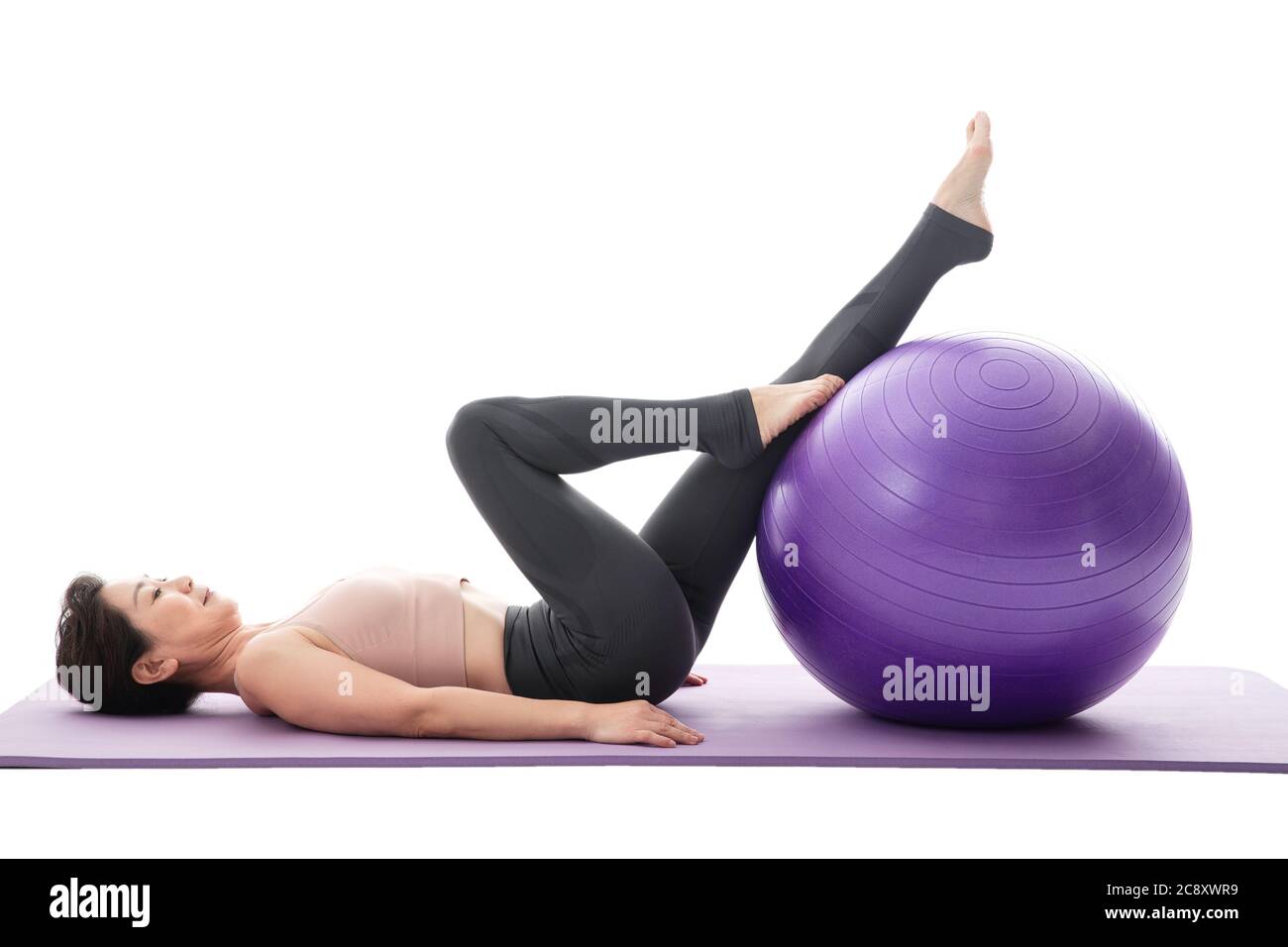 Donne di mezza età e palla yoga Foto Stock