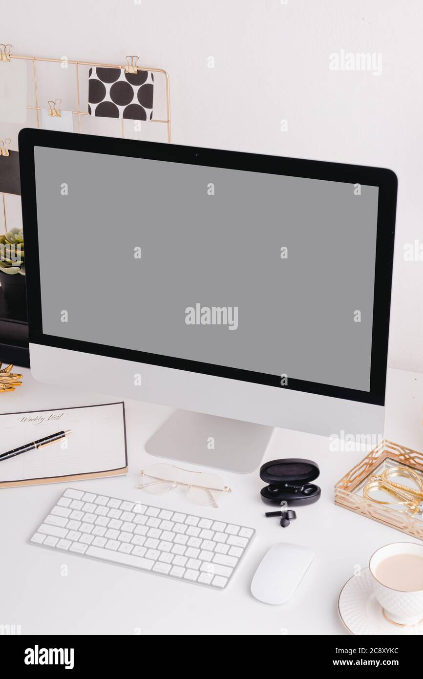 Dettagli del computer desktop Gold per ufficio con accessori gold mockup Foto Stock