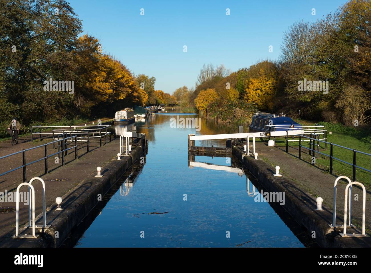 Waltham Town Lock sul fiume Lee al confine tra Essex e Hertfordshire, Waltham Abbey, Regno Unito Foto Stock