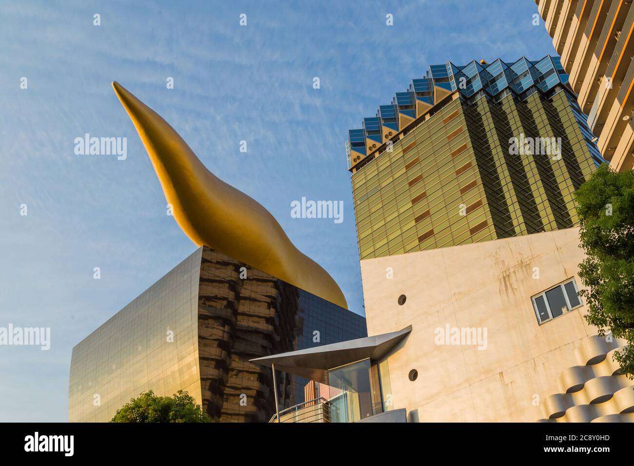 Tokyo. Giappone - 28 settembre 2015: Asahi Beer Buildings. Giorno di sole. Cielo blu. Asahi Breweries edificio con la fiamma Asahi Foto Stock