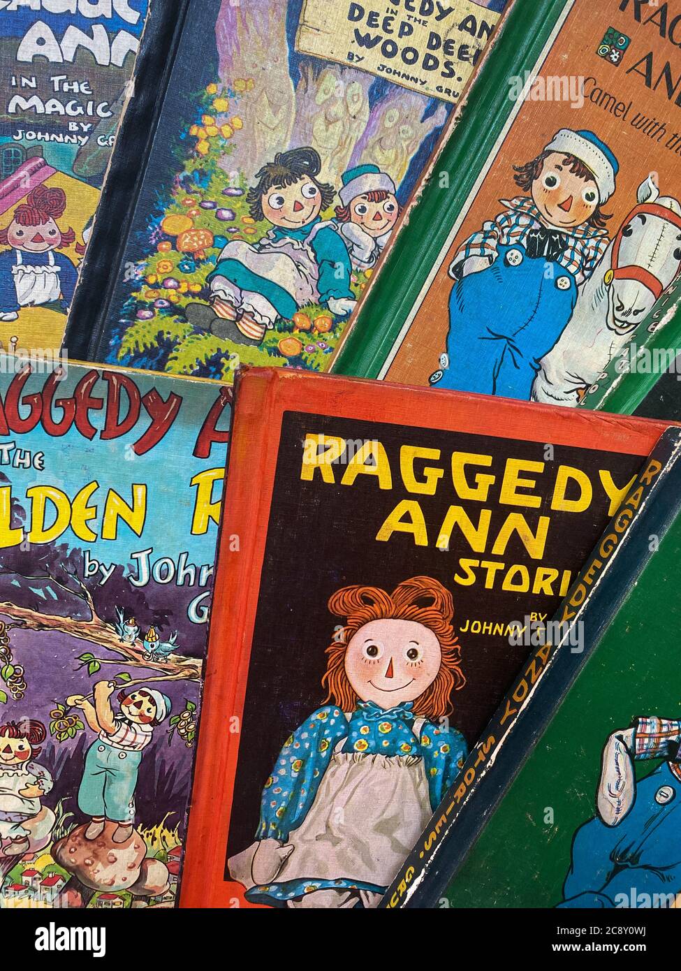 WOODBRIDGE, NEW JERSEY - 27 luglio 2020: Una collezione di libri vintage per bambini Raggedy Ann e Andy molto indossati Foto Stock
