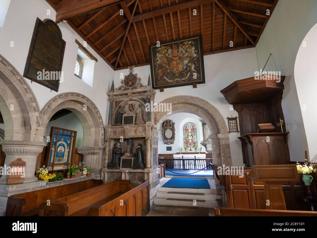 Interno della chiesa di St Mary, Tissington, Derbyshire, Inghilterra. Elaborato 17 ° secolo memoriale ai membri della famiglia Fitzherbert. Foto Stock