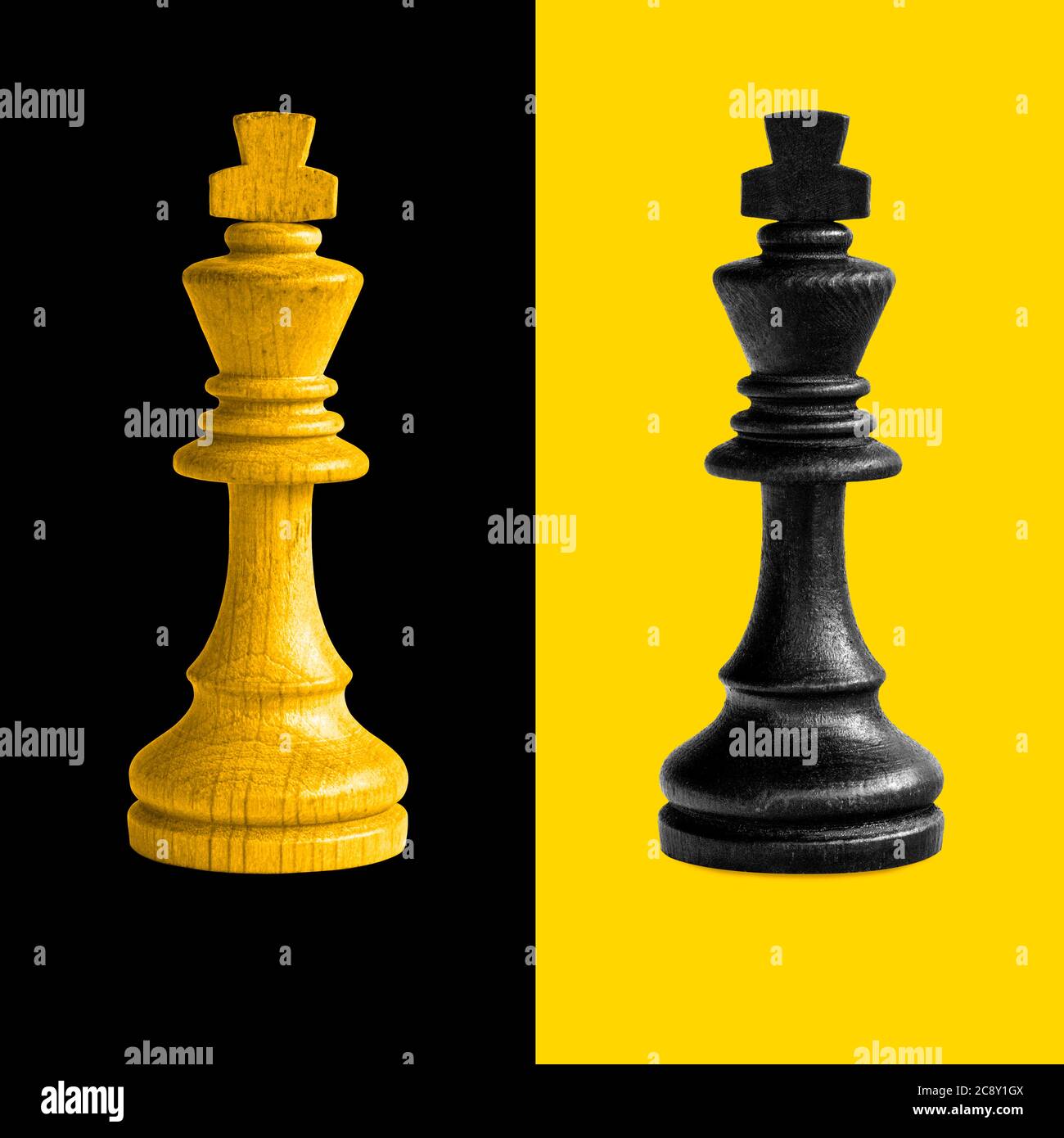 Coppia di pezzi di scacchi del re confrontati come opposti su sfondo nero e giallo. Foto Stock