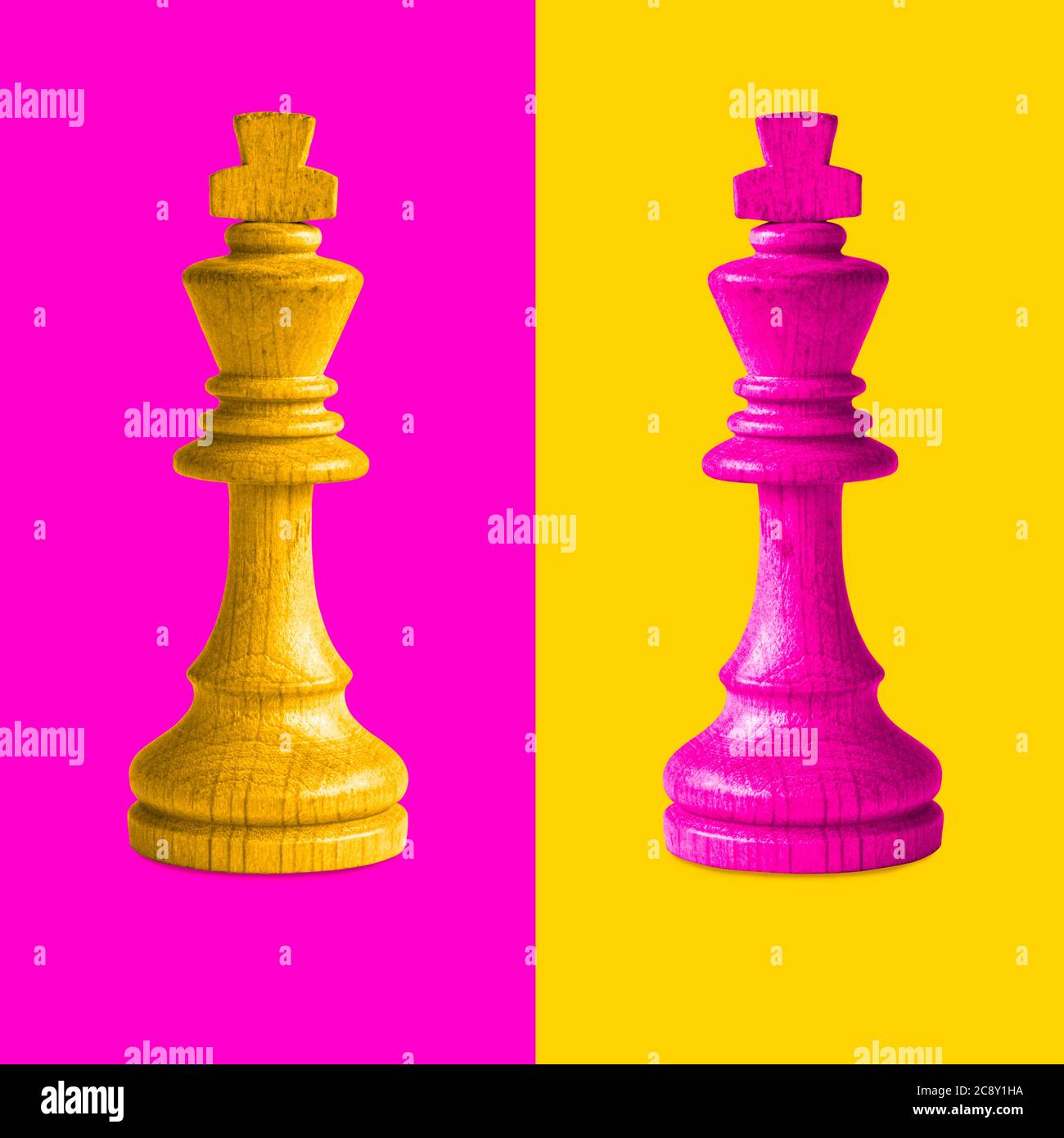 Coppia di pezzi di scacchi del re confrontati come opposti su sfondo rosa e giallo. Foto Stock