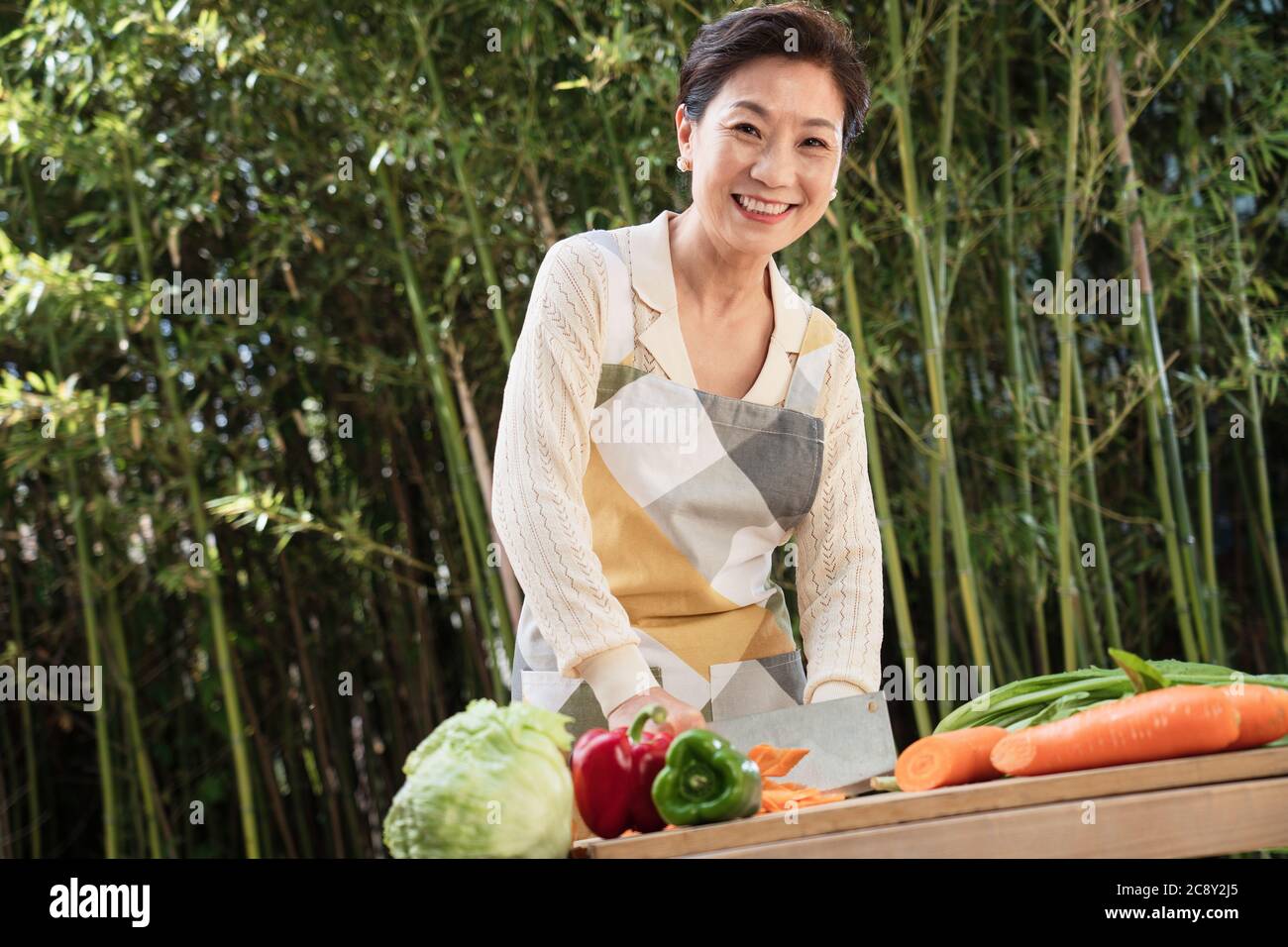 Il cortile tritare verdure in donne di mezza vita Foto Stock