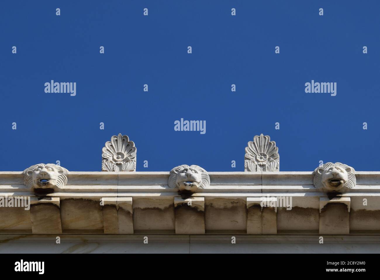 Ornamenti antefix di palpette e testa di leone drenano i beccucci d'acqua sul tetto di Stoa Attalos nell'antica Agora di Atene, Grecia. Dettaglio architettonico. Foto Stock