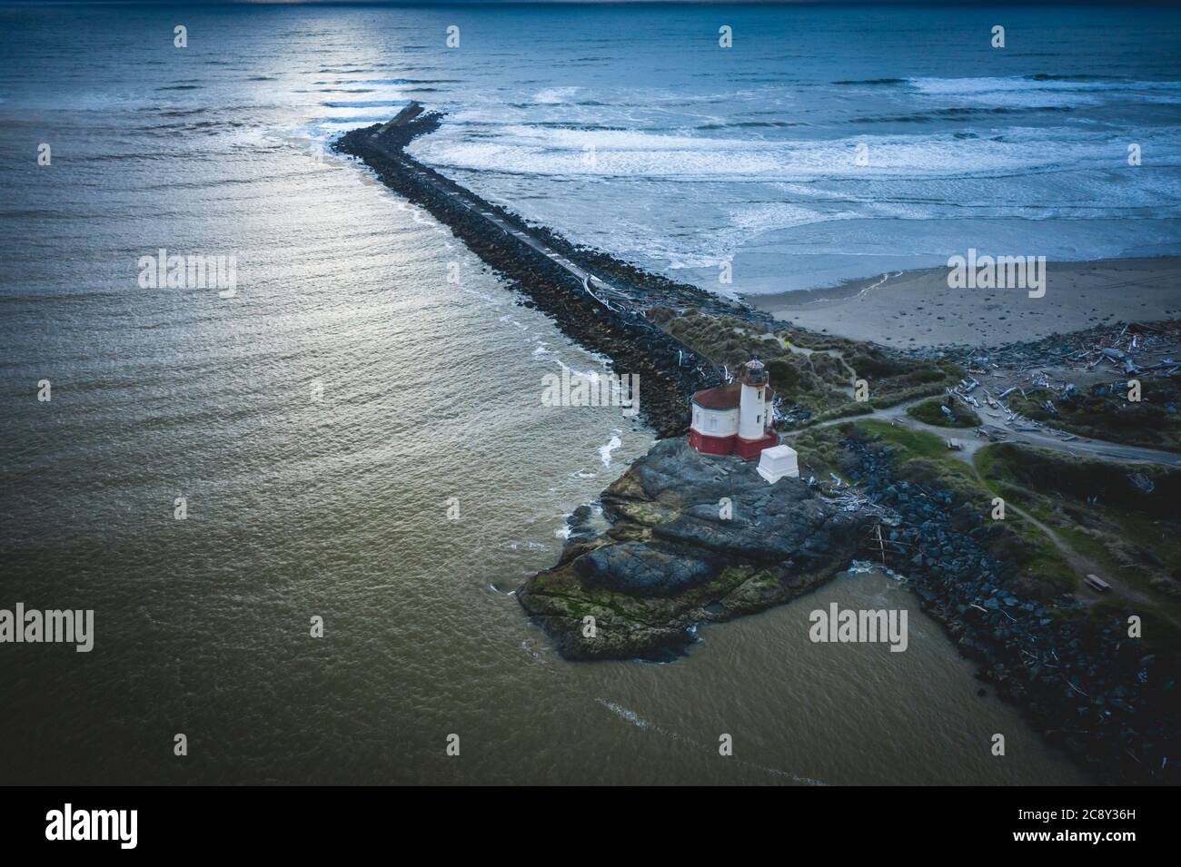 Faro del fiume Coquille a Bandon dalla vista aerea Foto Stock