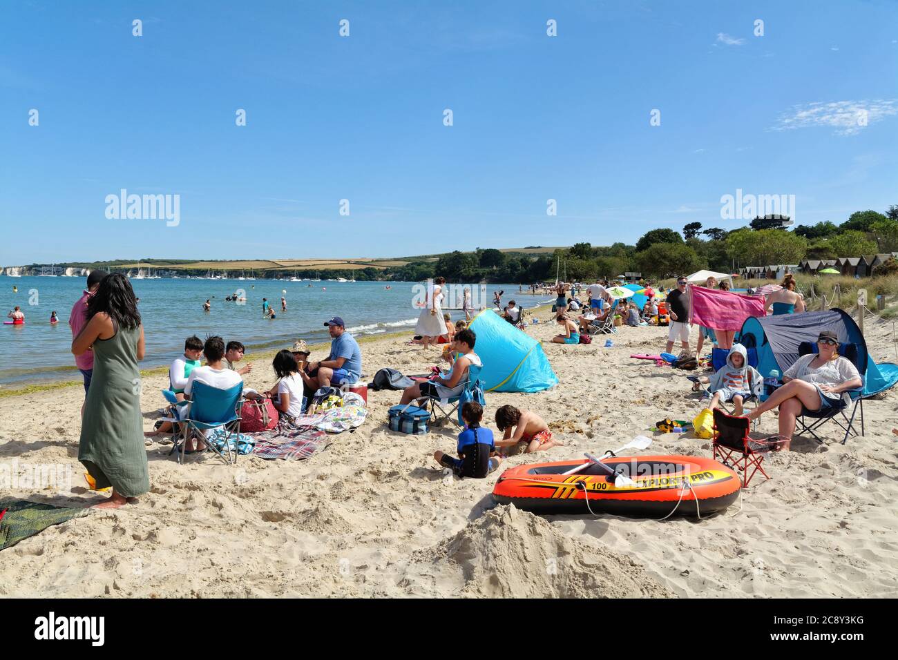 Una affollata spiaggia di Knoll a Studland Bay in una calda e soleggiata giornata estiva, Dorset England UK Foto Stock