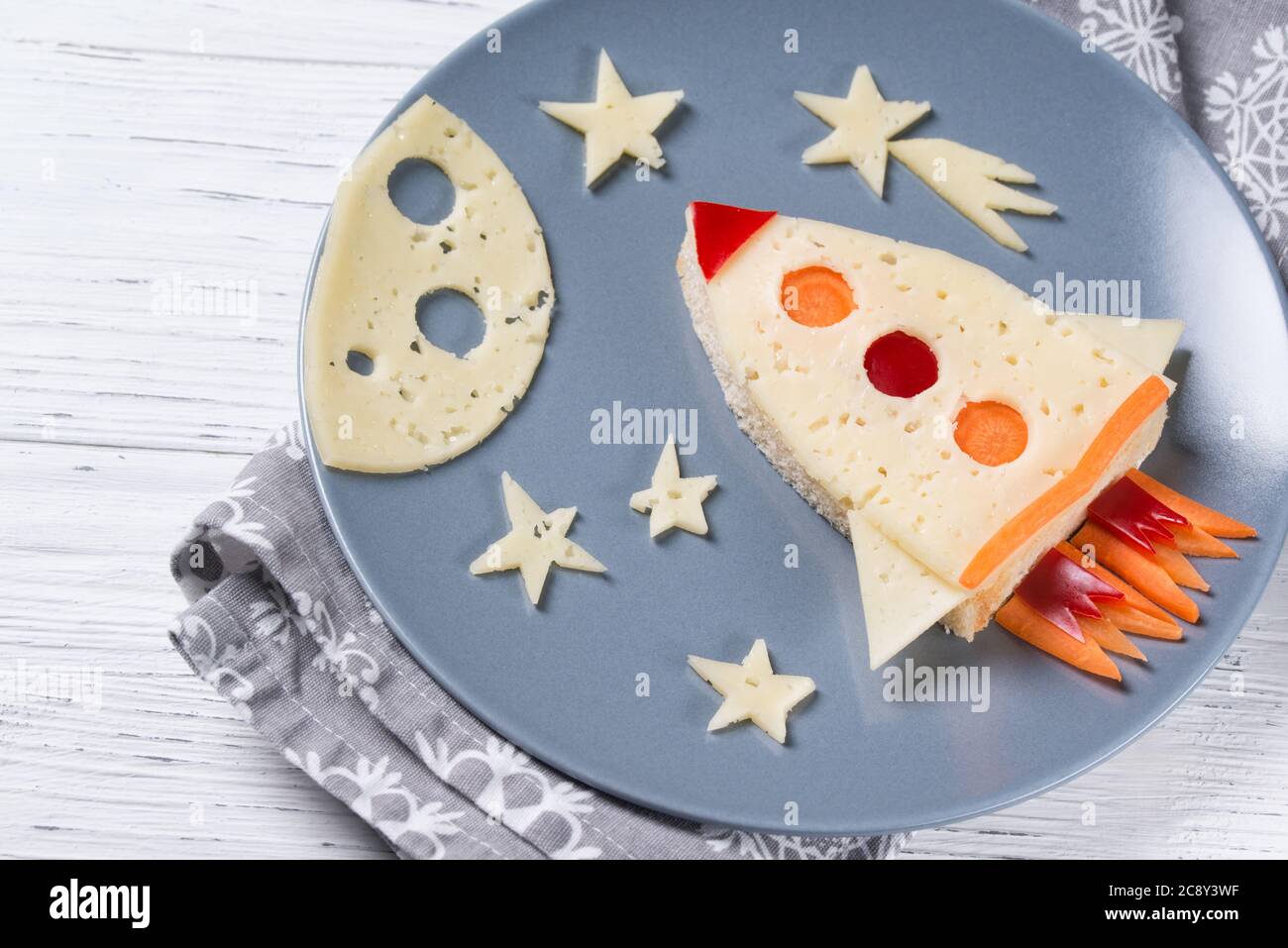 Buffo sandwich con razzo e stelle di formaggio, carote e paprika, pasto per bambini idea Foto Stock