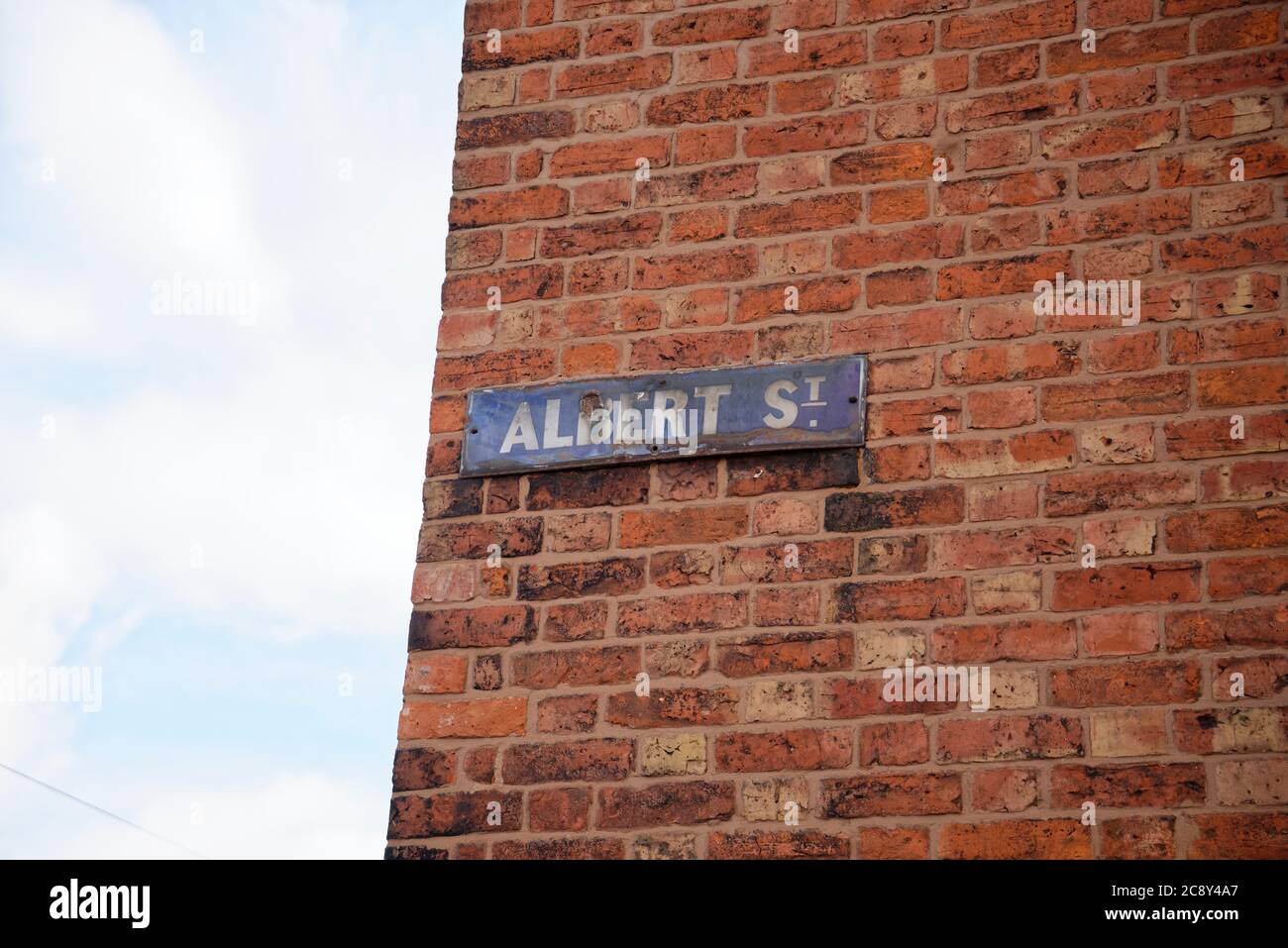 Albert Street targa di nome su un muro di mattoni rossi. Foto Stock