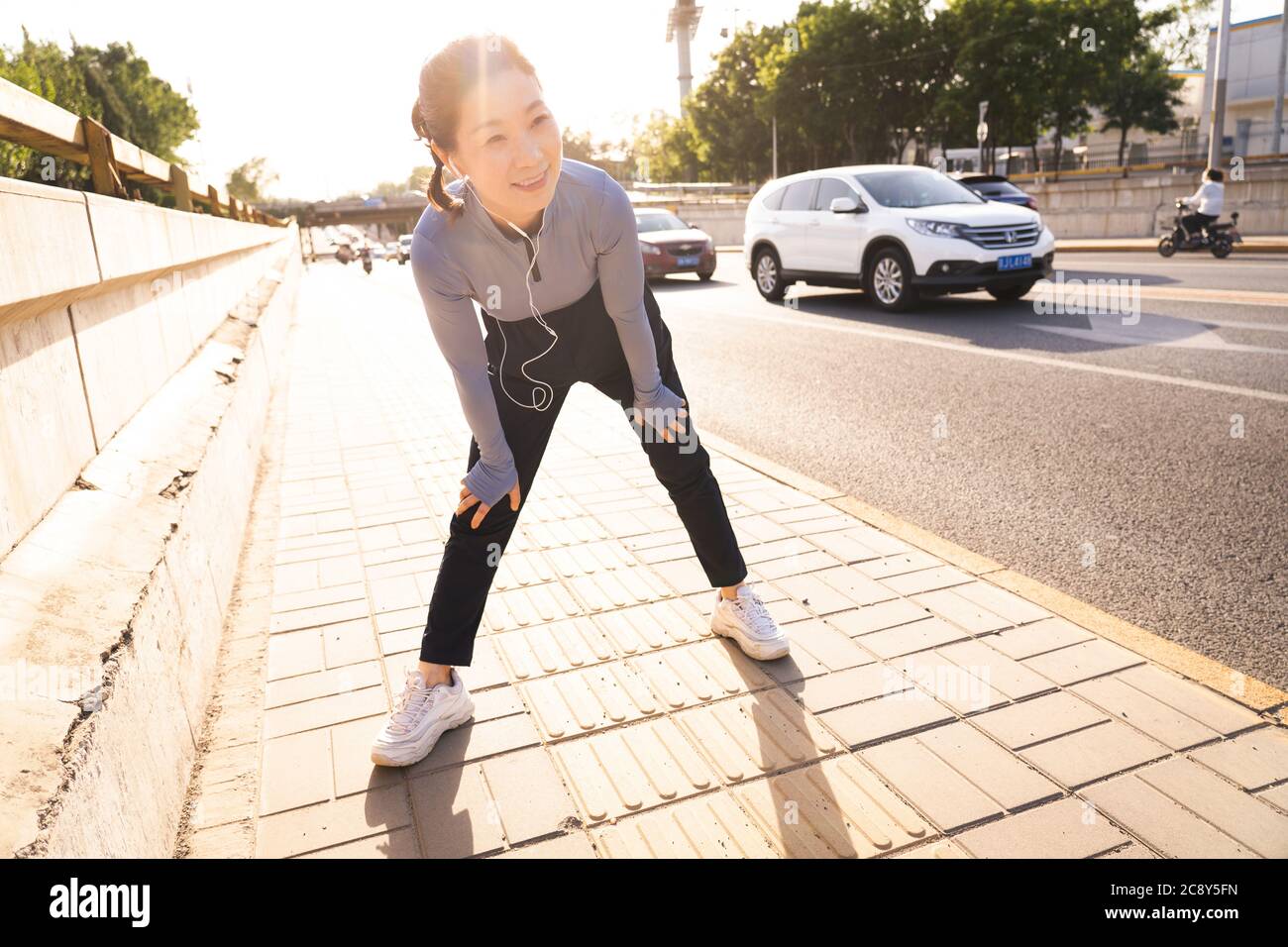 Fitness femminile di mezza età e anziane accanto alla strada Foto Stock