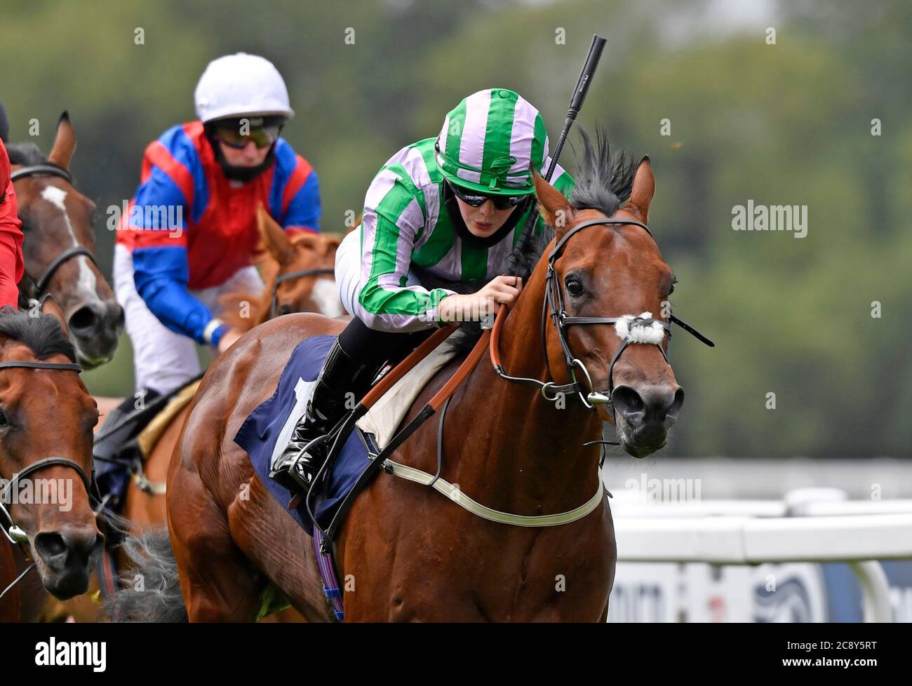 Saffie Osborne a bordo di Hot Scoop vince il British EBF Novice Stakes presso il Royal Windsor Racecourse. Foto Stock