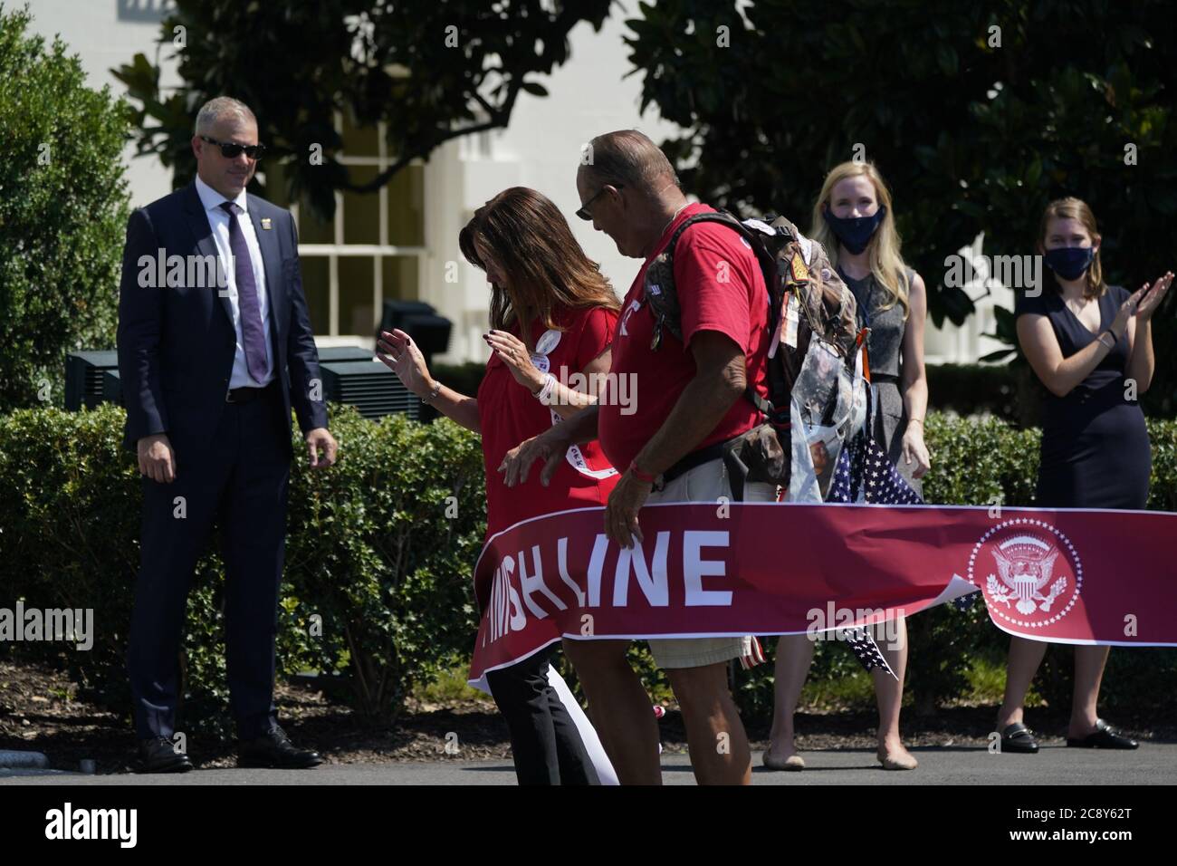 Il presidente degli Stati Uniti Donald J. Trump dà il benvenuto a Terry Sharpe, The Walking Marine to the White House di Washington, DC, lunedì 27 luglio 2020. Terry Sharpe ha pianificato la sua passeggiata del 2020 luglio per aumentare la consapevolezza dell'attuale tasso di suicidio dei veterani, che si attesta a 22 al giorno. Credit: Chris Kleponis/Pool via CNP *** Local Caption *** BSMID5052352 | usage worldwide Foto Stock