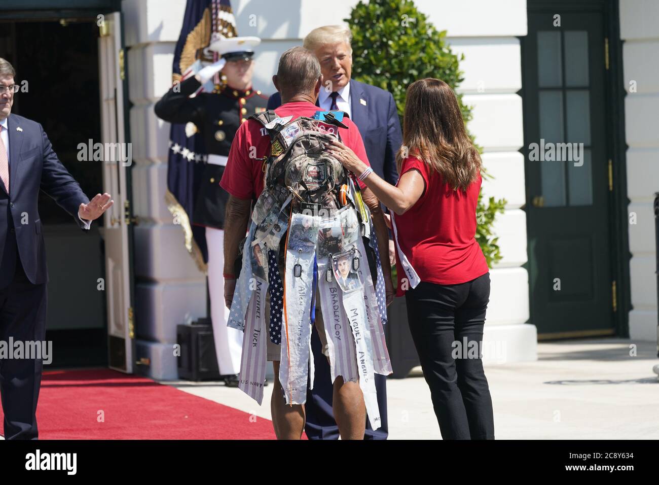 Il presidente degli Stati Uniti Donald J. Trump dà il benvenuto a Terry Sharpe, The Walking Marine to the White House di Washington, DC, lunedì 27 luglio 2020. Terry Sharpe ha pianificato la sua passeggiata del 2020 luglio per aumentare la consapevolezza dell'attuale tasso di suicidio dei veterani, che si attesta a 22 al giorno. Credit: Chris Kleponis/Pool via CNP *** Local Caption *** BSMID5052357 | usage worldwide Foto Stock