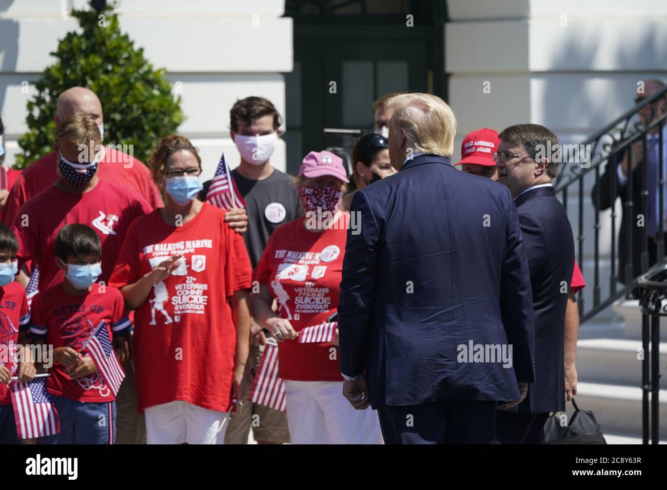 Il presidente degli Stati Uniti Donald J. Trump dà il benvenuto a Terry Sharpe, The Walking Marine, e ad altri, alla Casa Bianca di Washington, DC lunedì 27 luglio 2020. Terry Sharpe ha pianificato la sua passeggiata del 2020 luglio per aumentare la consapevolezza dell'attuale tasso di suicidio dei veterani, che si attesta a 22 al giorno. Credit: Chris Kleponis/Pool via CNP *** Local Caption *** BSMID5052394 | usage worldwide Foto Stock