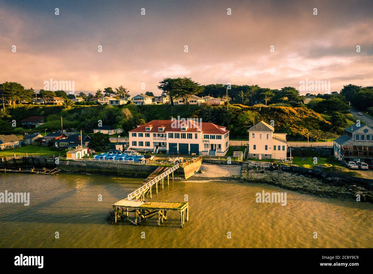 Vecchia stazione della guardia costiera a Bandon, Oregon, vista aerea durante il pomeriggio soleggiato. Foto Stock
