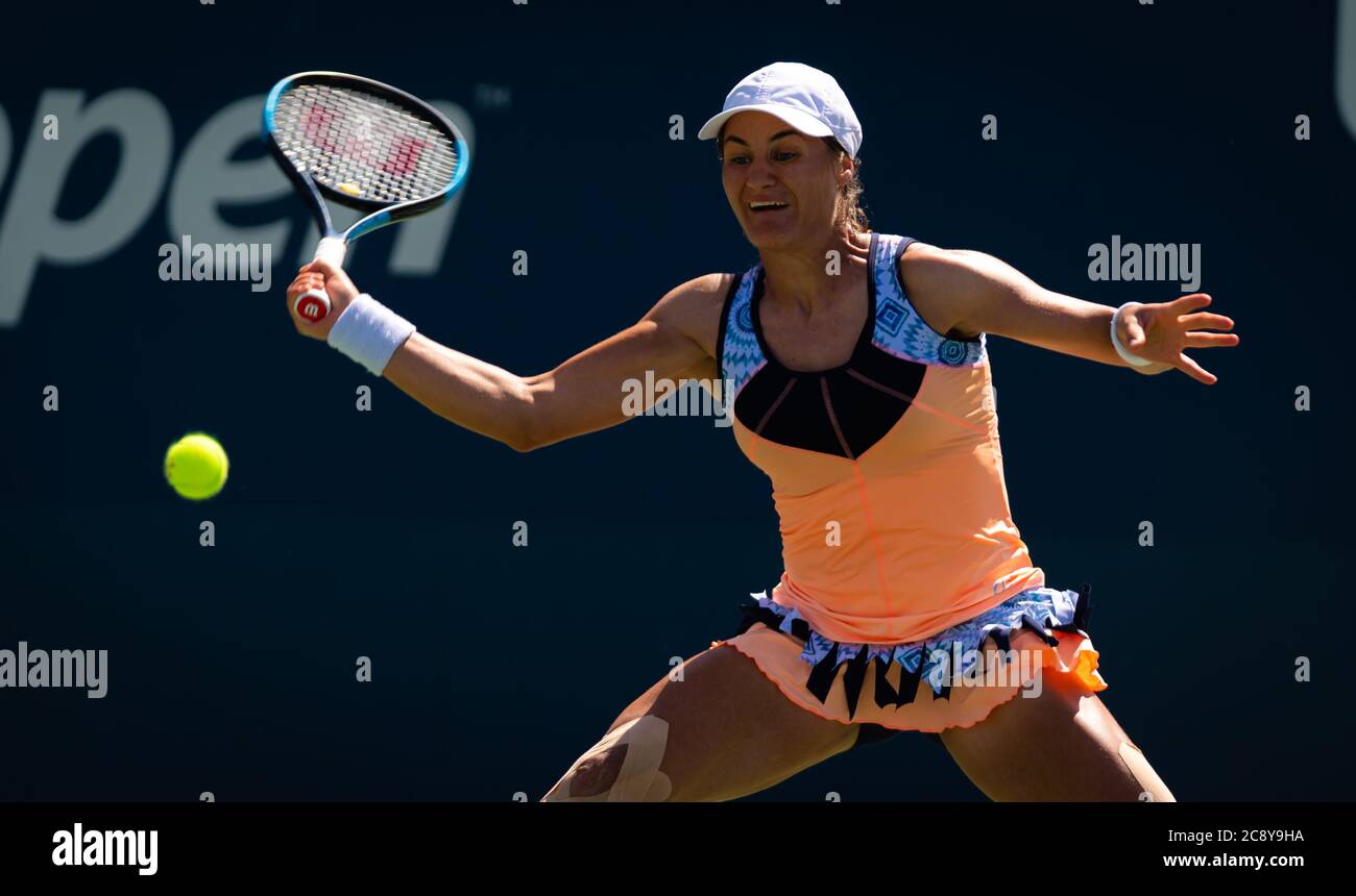 Monica Niculescu della Romania in azione durante il primo round del torneo di tennis US Open Grand Slam 2019 Foto Stock