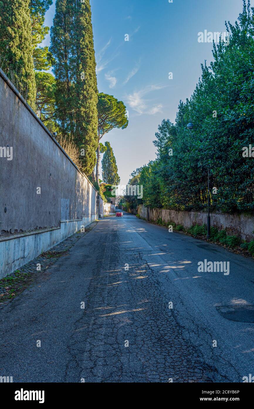 Vecchia strada lungo le mura storiche nel centro storico di Roma Foto Stock