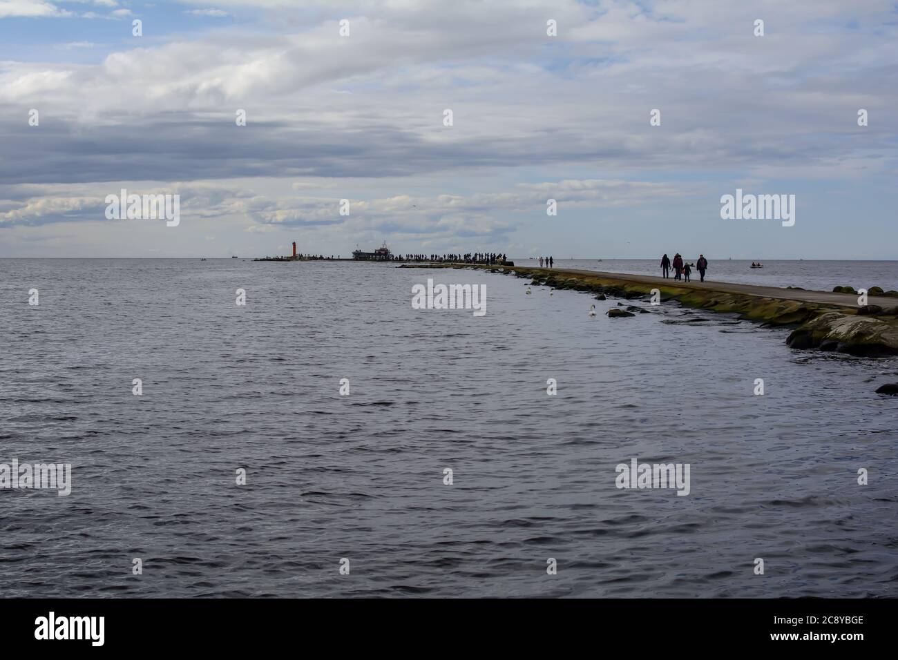 Vista sulla mole di Mangalsala affollata di pescatori che pescano il pesce nel Mar Baltico Foto Stock