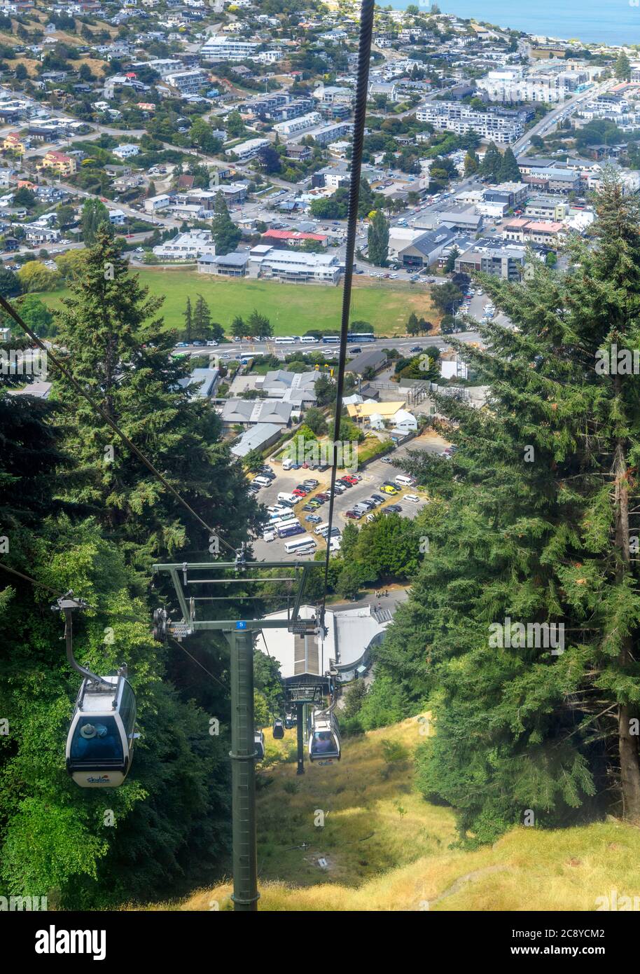 Vista sulla città e sul lago Wakatipu dalla Skyline Gondola, Bob's Peak, Queenstown, Nuova Zelanda Foto Stock