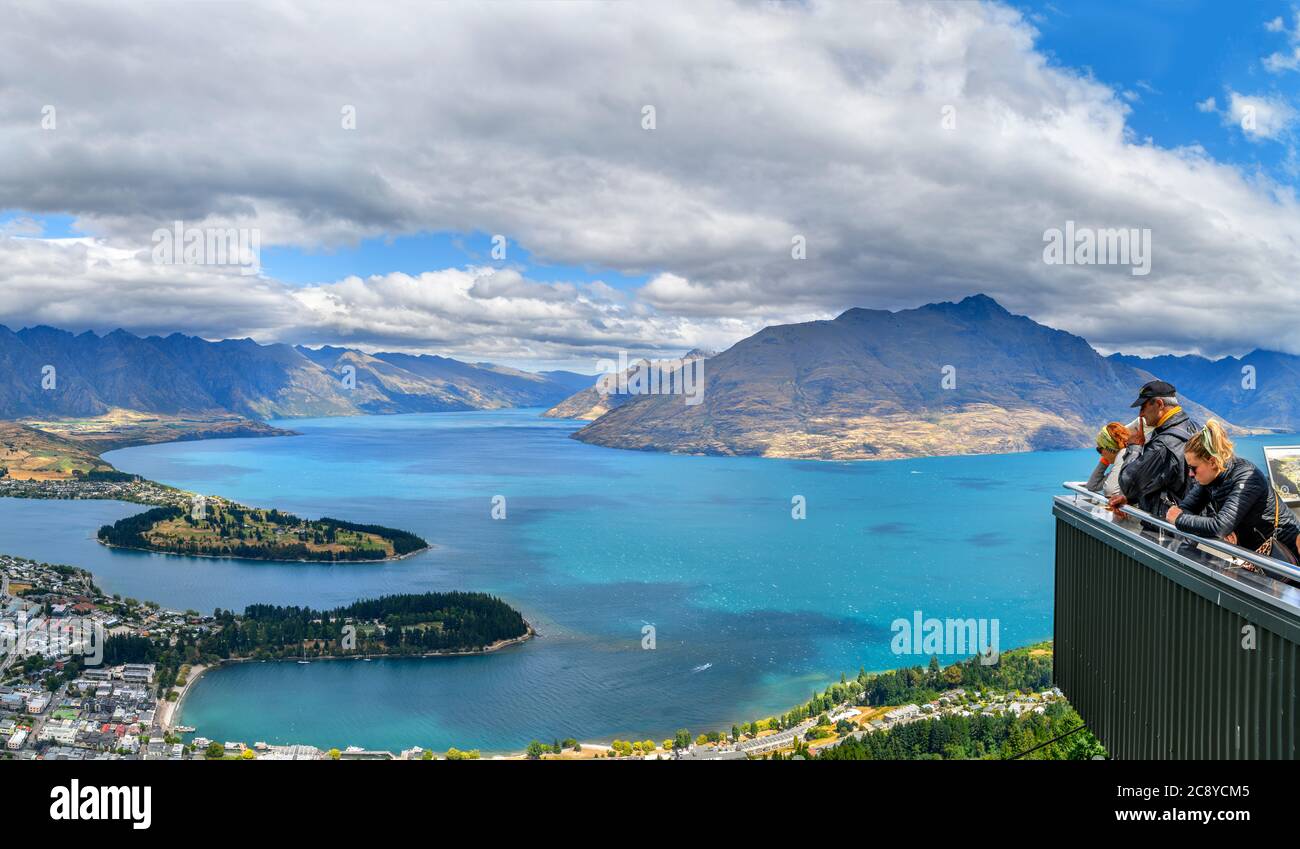 Vista sulla città e sul lago Wakatipu dalla cima della funivia Skyline, Bob's Peak, Queenstown, Nuova Zelanda Foto Stock