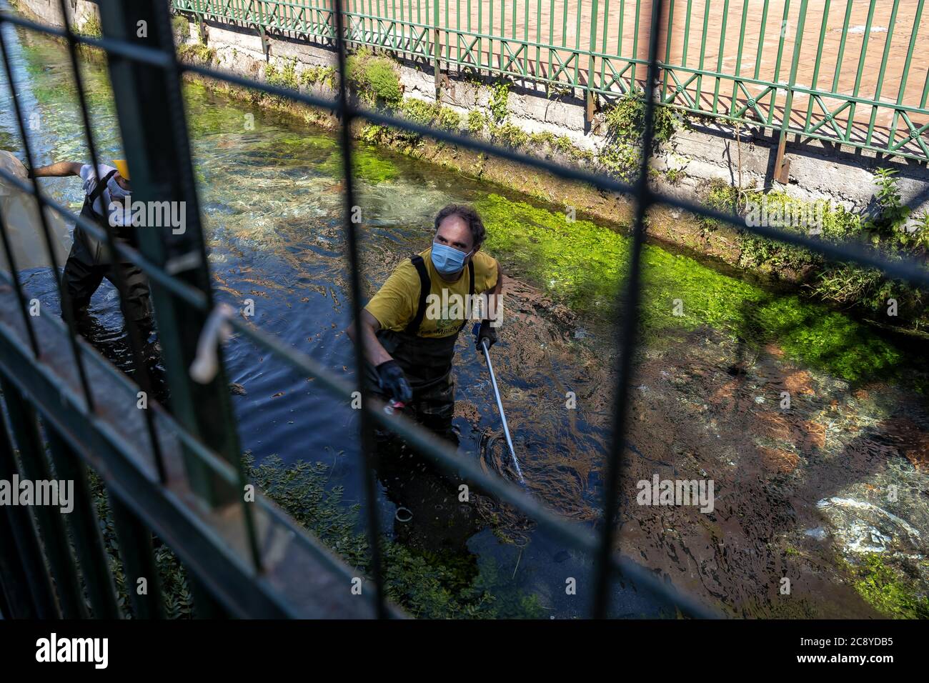 Organizzato dal Club Leonia di Legambiente Valle del Sarno, domenica 26 luglio è stato il lavoro di bonifica del letto del palazzo rio nel centro di Sarno, uno dei affluenti del fiume Sarno, il fiume tristemente noto come il fiume più inquinato d'Europa. I volontari del club in più di quattro ore di lavoro hanno raccolto vari materiali gettati incivilizzati sulle rive e nel letto del Palazzo di Rio. Il materiale raccolto e differenziato in vari sacchi è stato consegnato al Sarno Sarim che si occuperà del loro corretto smaltimento. (Foto di Alessandro Barone/Pacific Press/S. Foto Stock