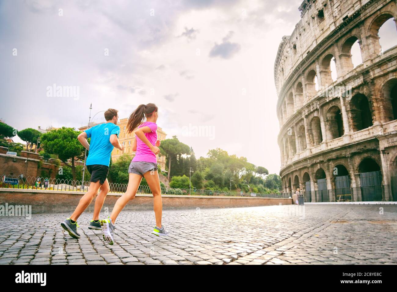 I corridori che corrono vicino al colosseo nella città di Roma, Italia, destinazione di viaggio in Europa. Sano stile di vita delle persone attive Foto Stock