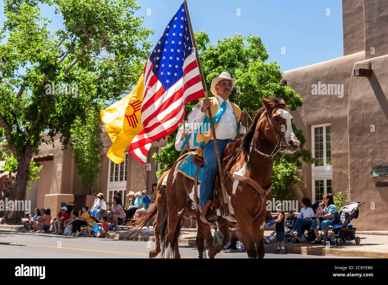 Cowboy e New Mexico e bandiere americane, Rodeo de Santa Fe Parade, New Mexico USA Foto Stock