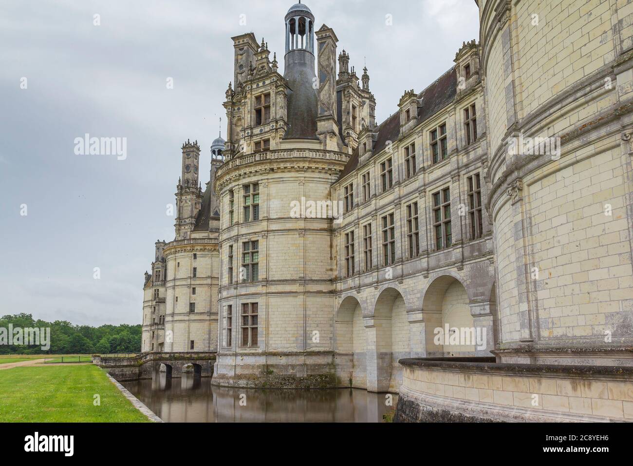 Nuvole scure e scenografia drammatica su Chateau Chambord . Castello con architettura rinascimentale francese molto distintiva Foto Stock