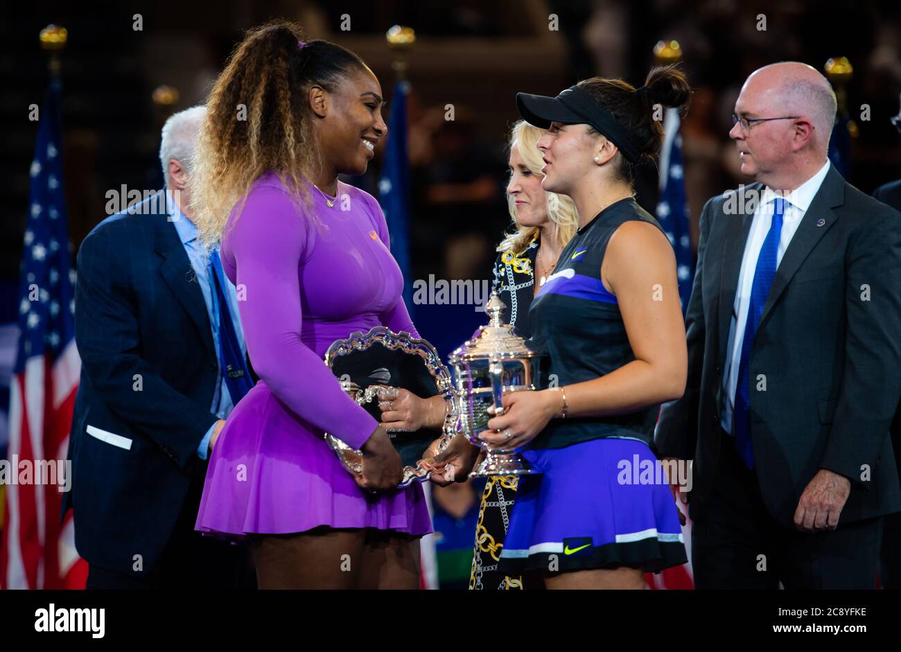 Serena Williams degli Stati Uniti e Bianca Andreescu del Canada durante la cerimonia di trofeo dopo la finale del torneo di tennis US Open Grand Slam 2019 Foto Stock