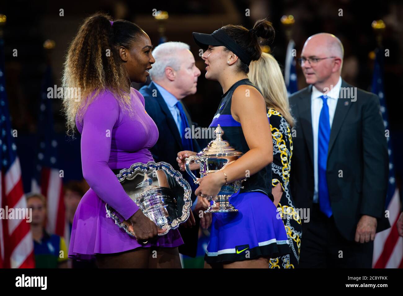 Serena Williams degli Stati Uniti e Bianca Andreescu del Canada durante la cerimonia di trofeo dopo la finale del torneo di tennis US Open Grand Slam 2019 Foto Stock