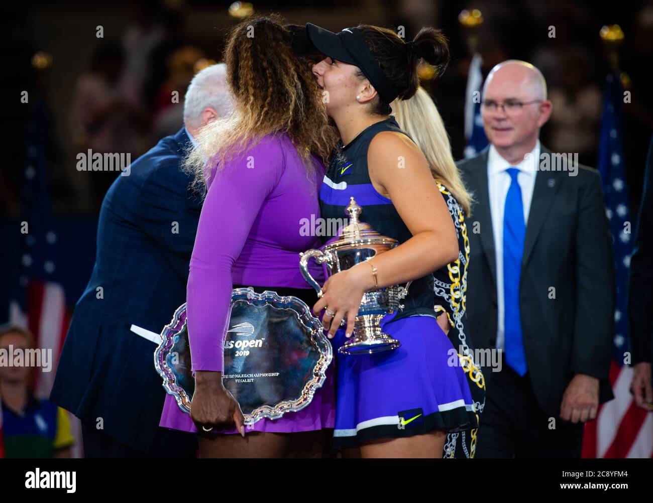 Serena Williams degli Stati Uniti e Bianca Andreescu del Canada durante la cerimonia di trofeo dopo la finale del torneo di tennis US Open Grand Slam 2019 Foto Stock