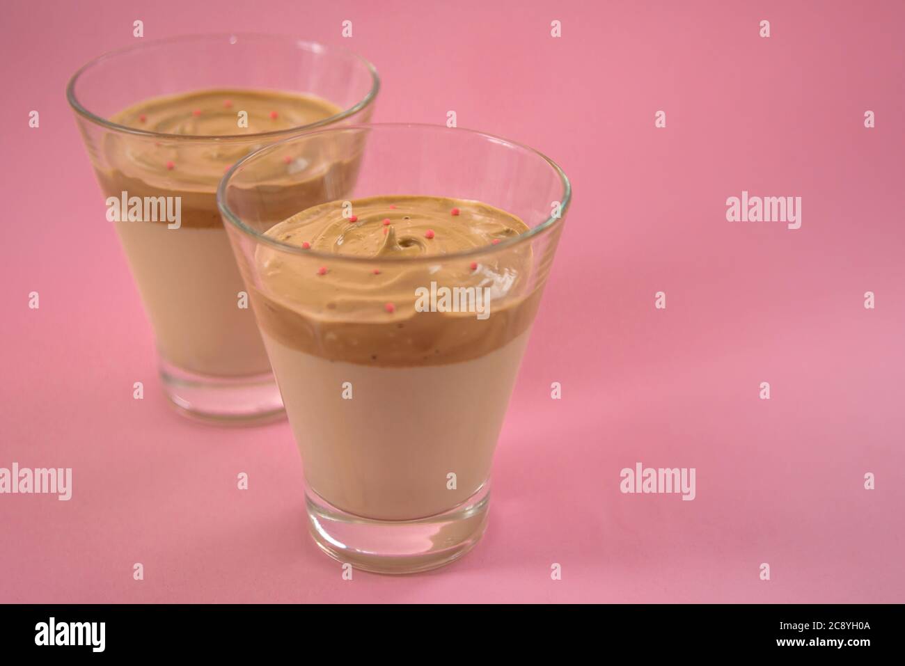 Due bicchieri di caffè ghiacciato su sfondo rosa. Spazio per il testo Foto Stock