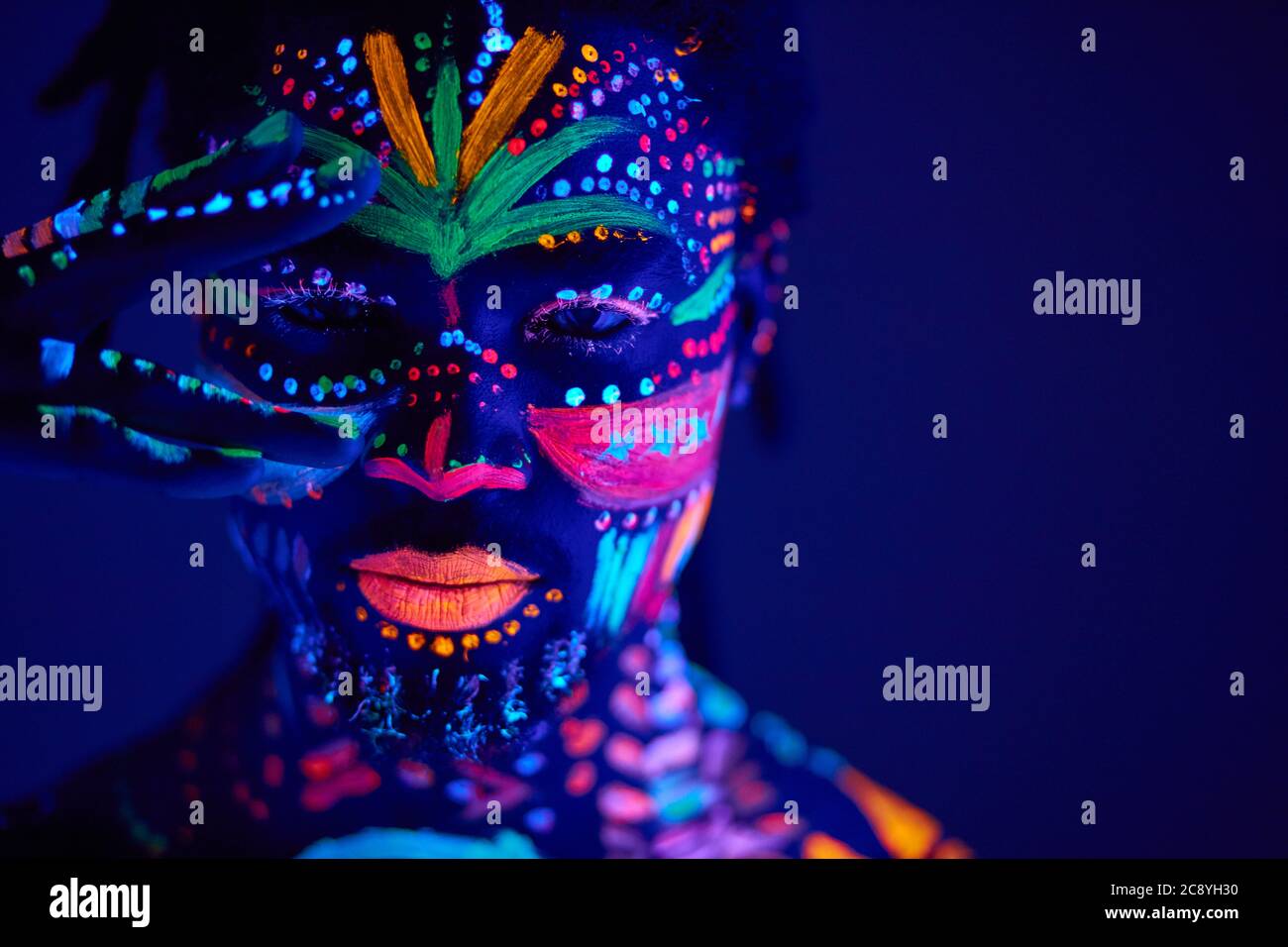 Ritratto di donna con trucco al neon, che ha fatto di vernice fluorescente  in luce ultravioletta Foto stock - Alamy