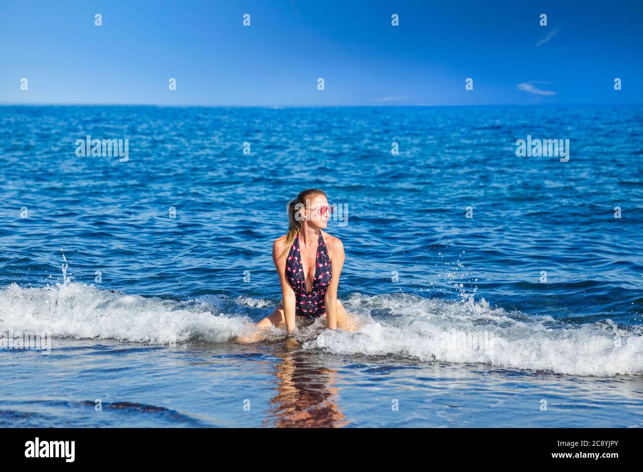 Giovane donna nel mare onde del mare in Grecia Foto Stock