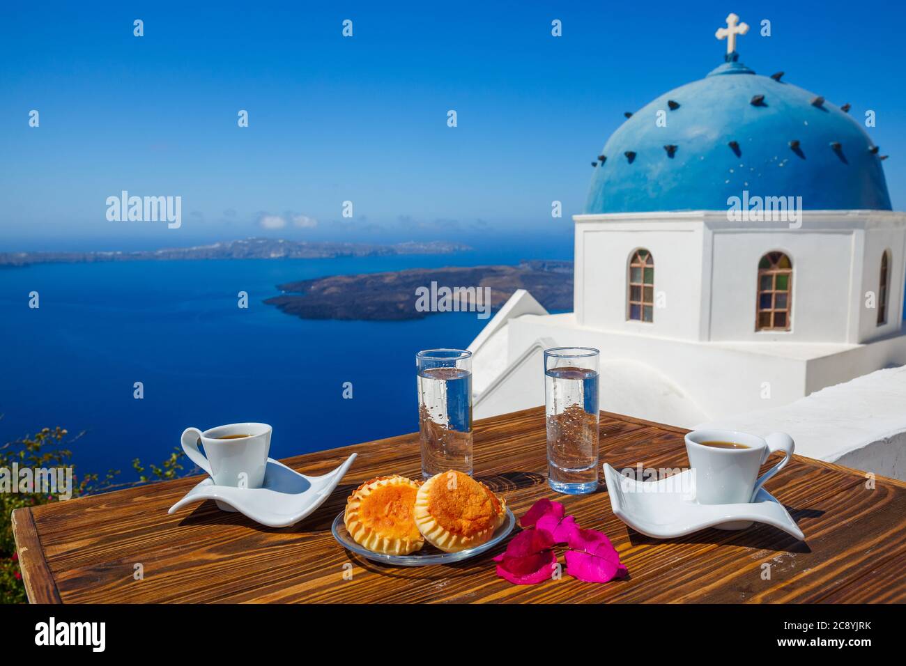 Tavolino sullo sfondo del mare e delle chiese di Santorini Foto Stock