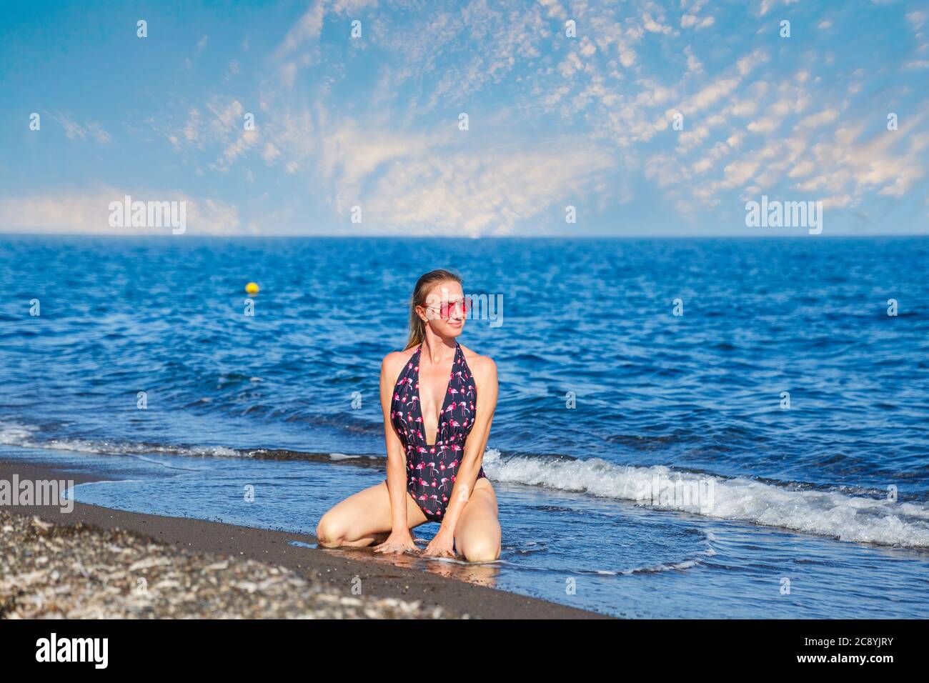 Giovane donna nel mare onde del mare in Grecia Foto Stock