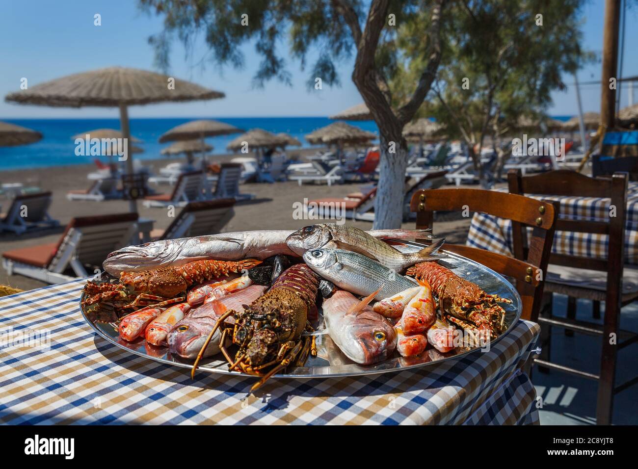 Piatto di pesce crudo a scelta in un ristorante sulla spiaggia Foto Stock