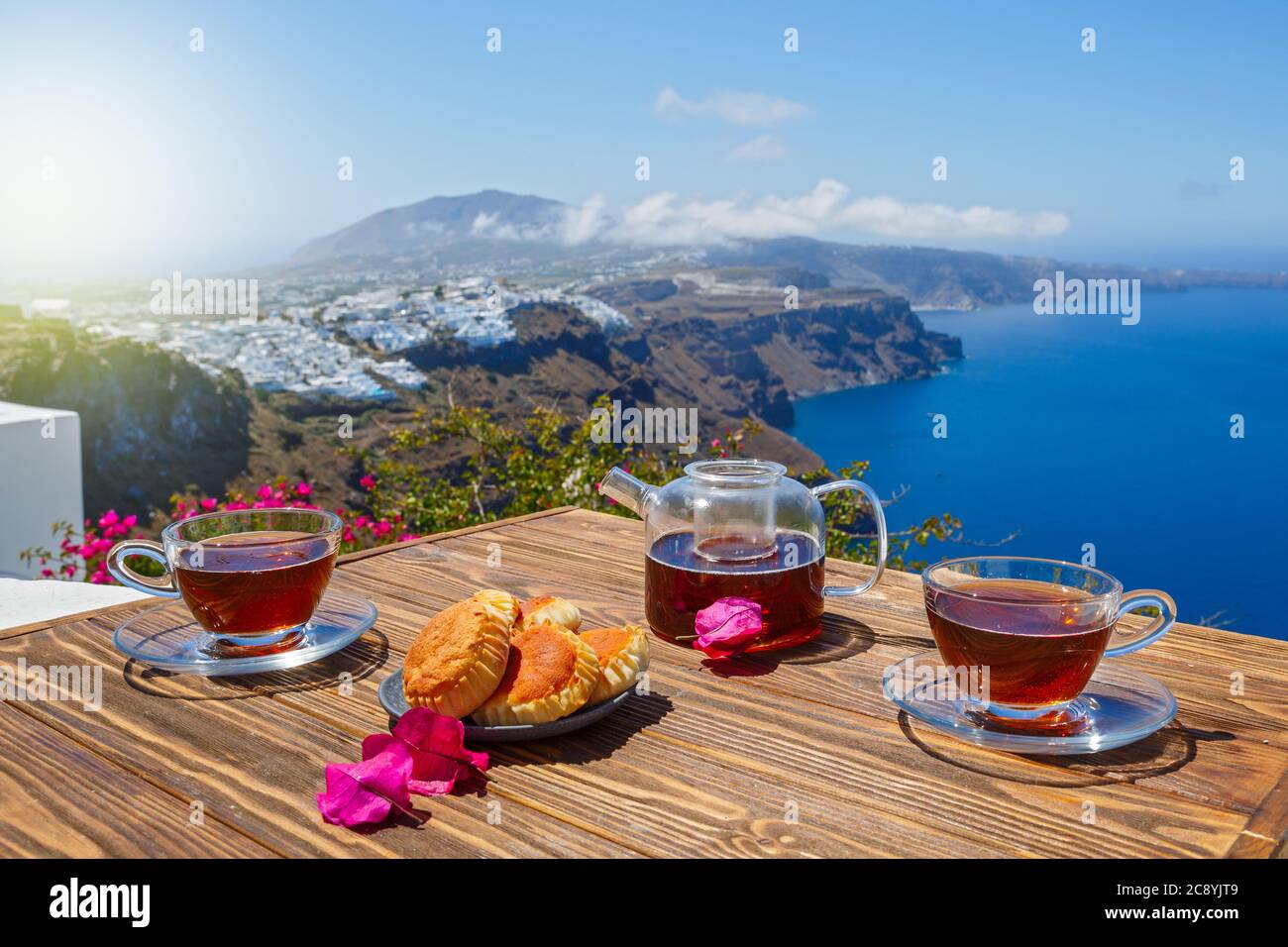 Tè e panini per due sullo sfondo del mare e l'isola di Santorini. Foto Stock