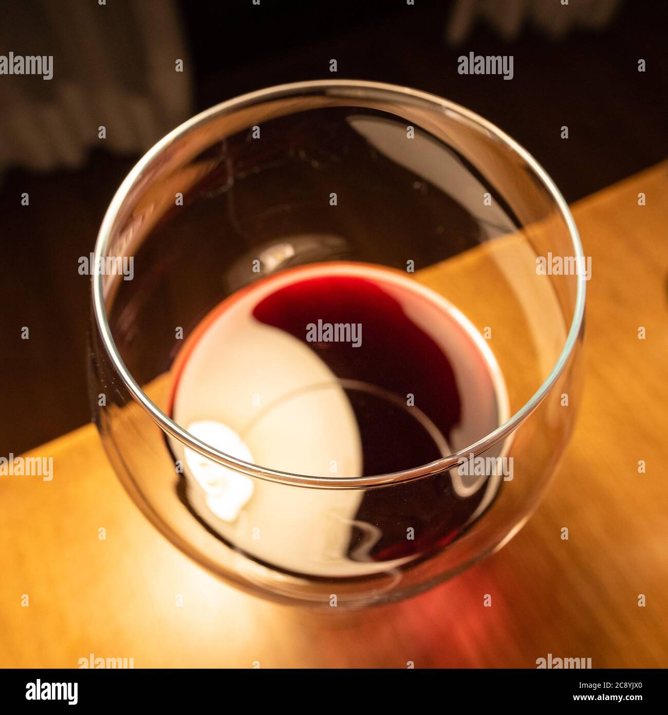 Un bicchiere di delizioso vino fatto in casa con un bel colore Foto Stock