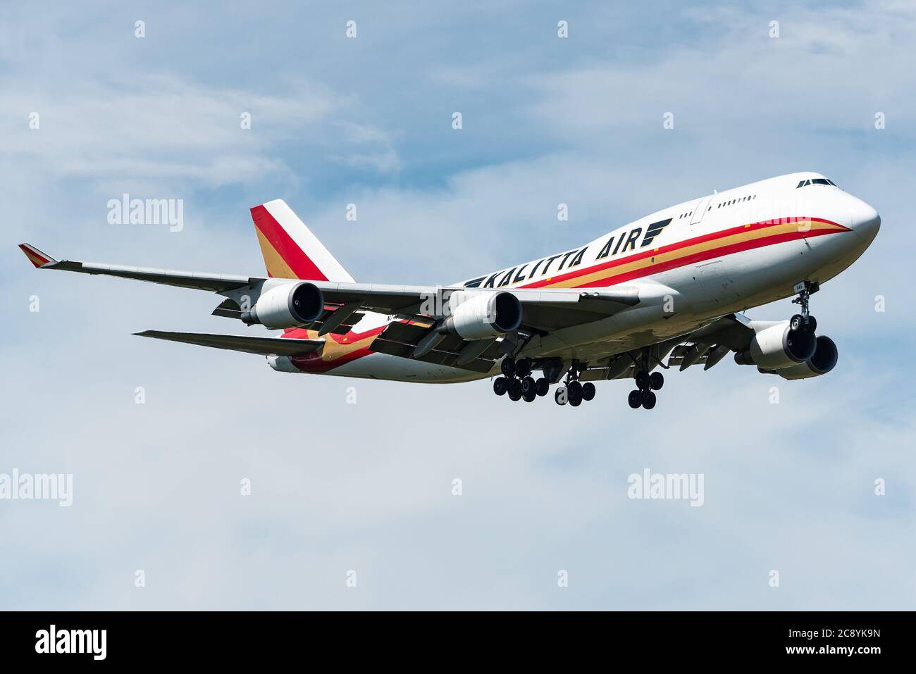 Un aereo da carico Boeing 747 di Kalitta Air è pronto per atterrare alla base aerea di Ramstein. Kalitta Air è una compagnia aerea americana. Foto Stock