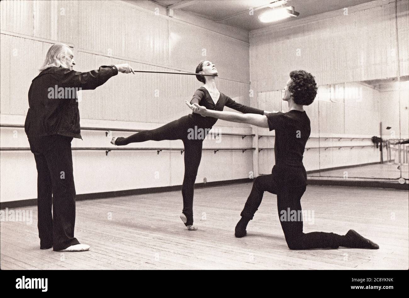 Ex ballerino, coreografo e insegnante Maestro Vincenzo Celli insegnò una lezione nel centro di Manhattan nel 1980. Foto Stock